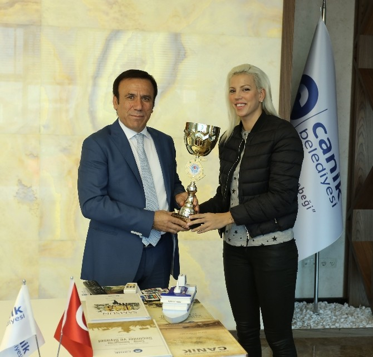 Şampiyondan Başkan Genç\'e Hediye