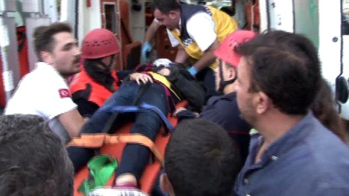 Metroda Raylara Düşen Kadın Yaralandı