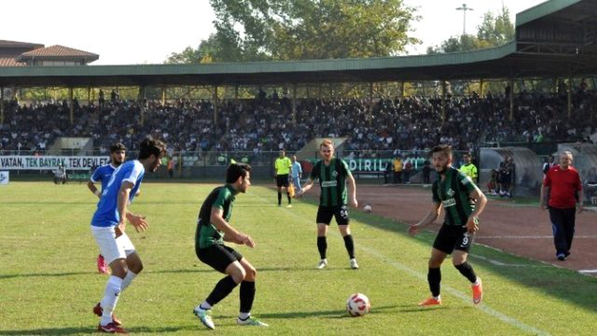 Görüntülü Haber) Sakaryaspor \'Dünya 5\'ten Büyüktür\' Pankartıyla Maça Çıktı