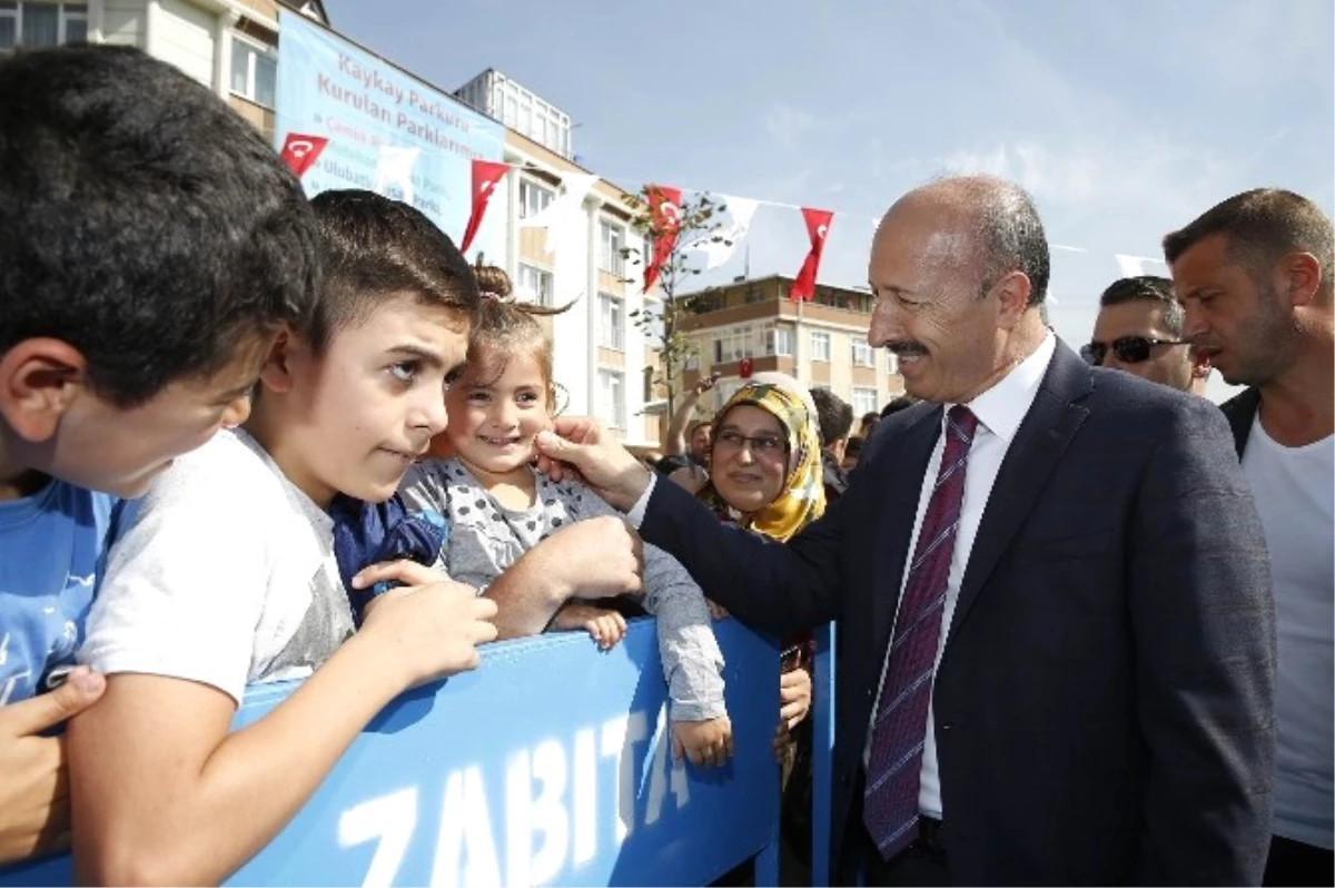 Sultangazi\'de Suriyeli Çocuklar Barış İçin Beyaz Güvercin Uçurdu