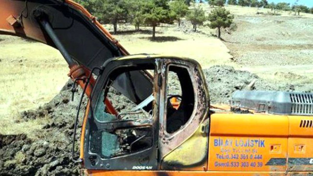 Tekman\'da 2 Adet İş Makinası Yakıldı