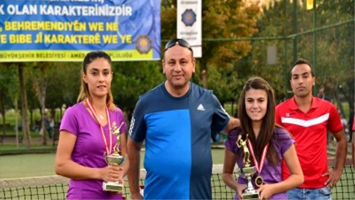 Tenis Turnuvası\'nda Sporculara Ödül Verildi