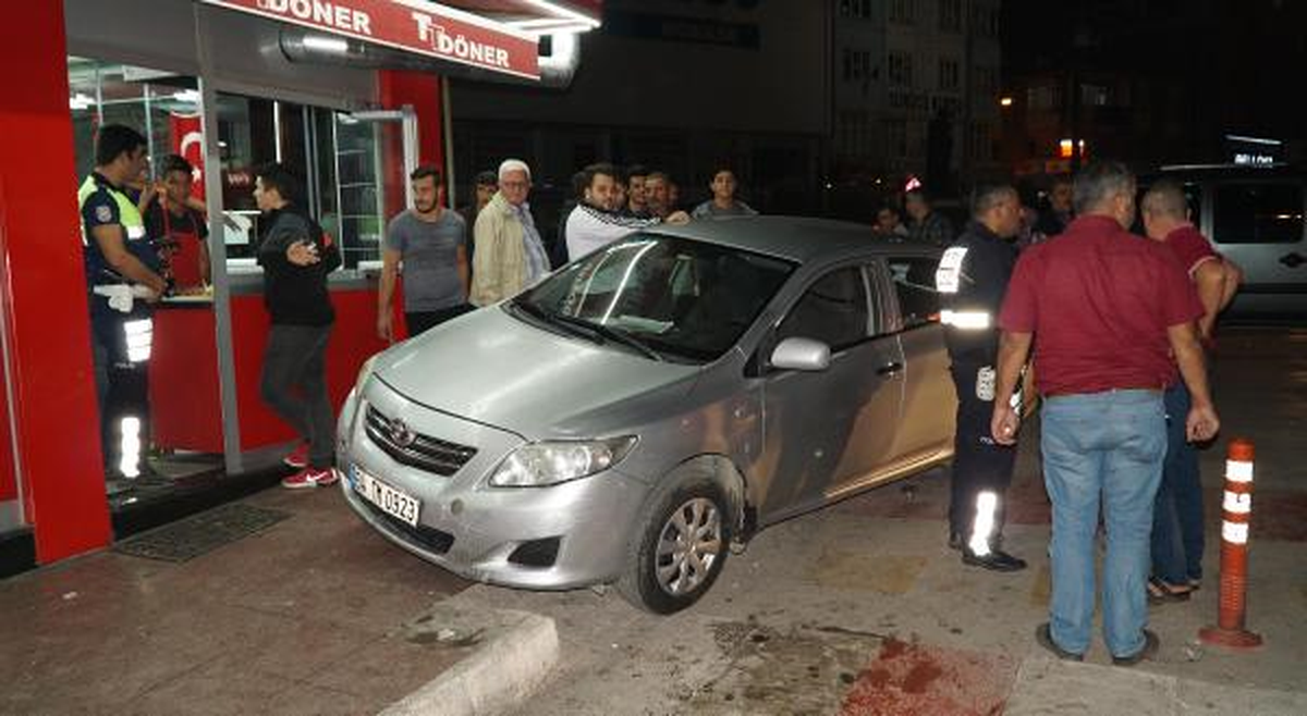 Trafik Kazasının Nedeni Araç İçindeki Bıçaklama Çıktı