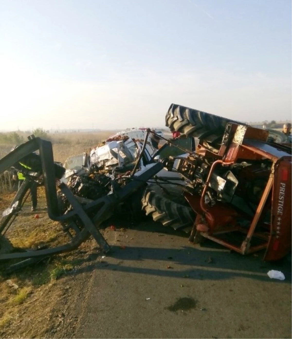 Traktör ile Otomobil Çarpıştı: 3 Ölü, 3 Yaralı