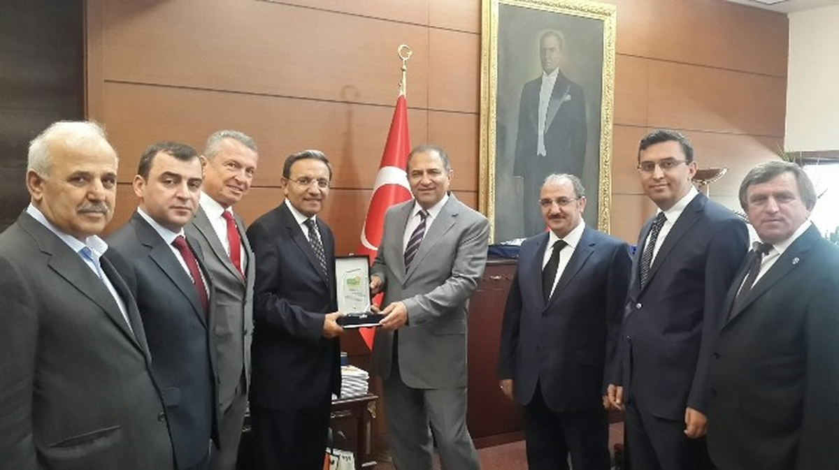 Vali Kaban\'a Teşekkür Plaketi