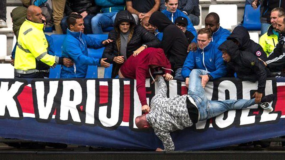 Willem Taraftarları, Feyenoord'luları Döverek Tribünden Attı