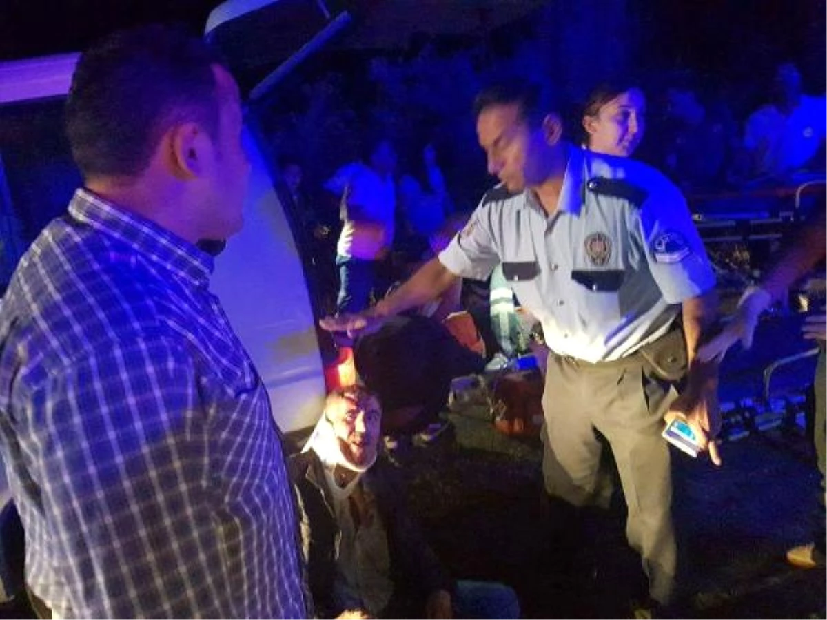 Yardım İçin Duran Kamyona Minibüs Çarptı; 7 Yaralı