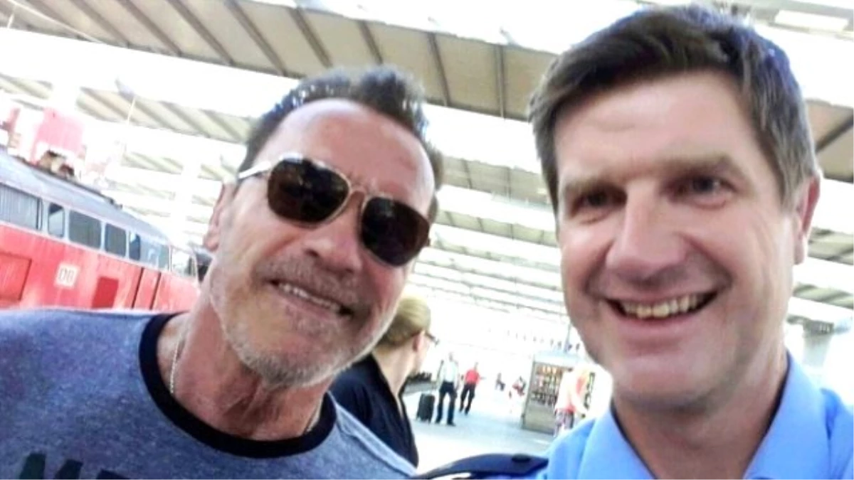 İstasyonda Bisiklete Binen Arnold Schwarzenegger\'e Selfie Cezası