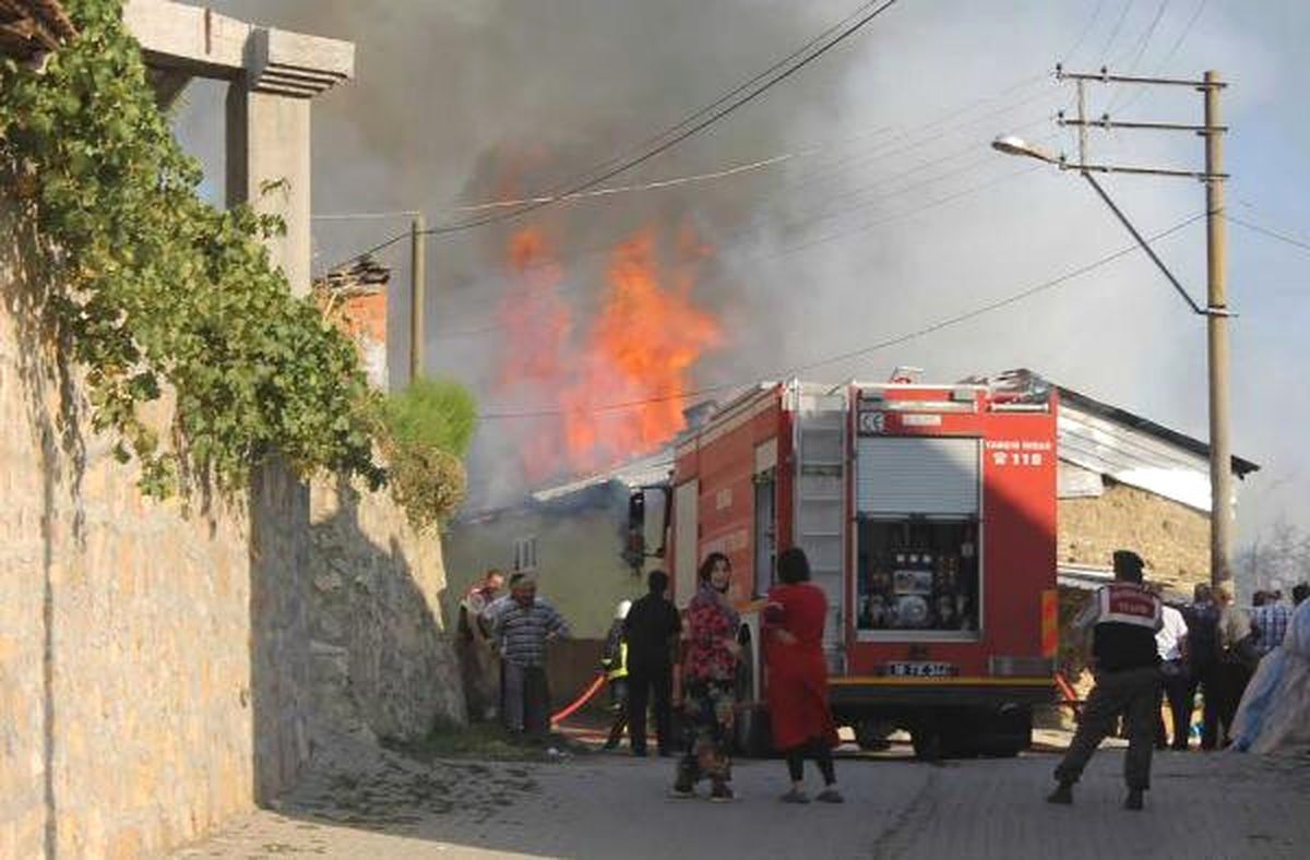 Yaşlı Çiftin 55 Yıllık Yuvaları Kül Oldu
