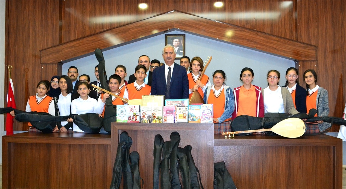Akdağmadeni Belediyesinden Kitap ve Bağlama Desteği