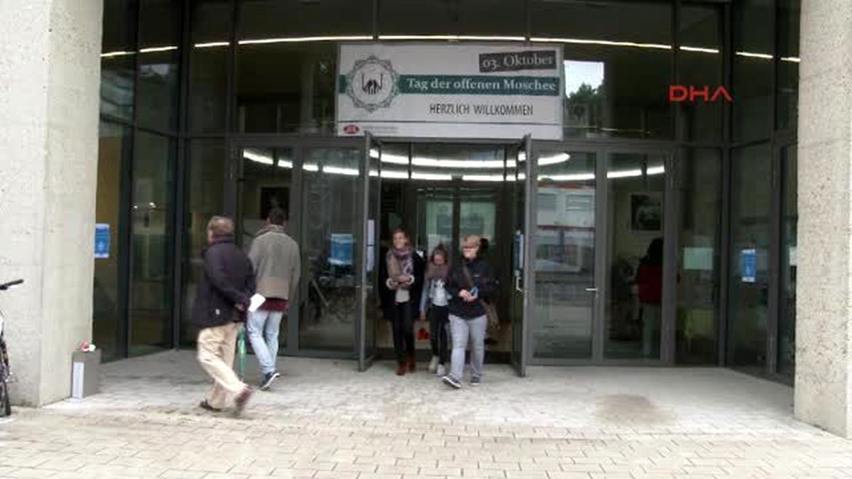 Almanlar Camilere Akın Etti