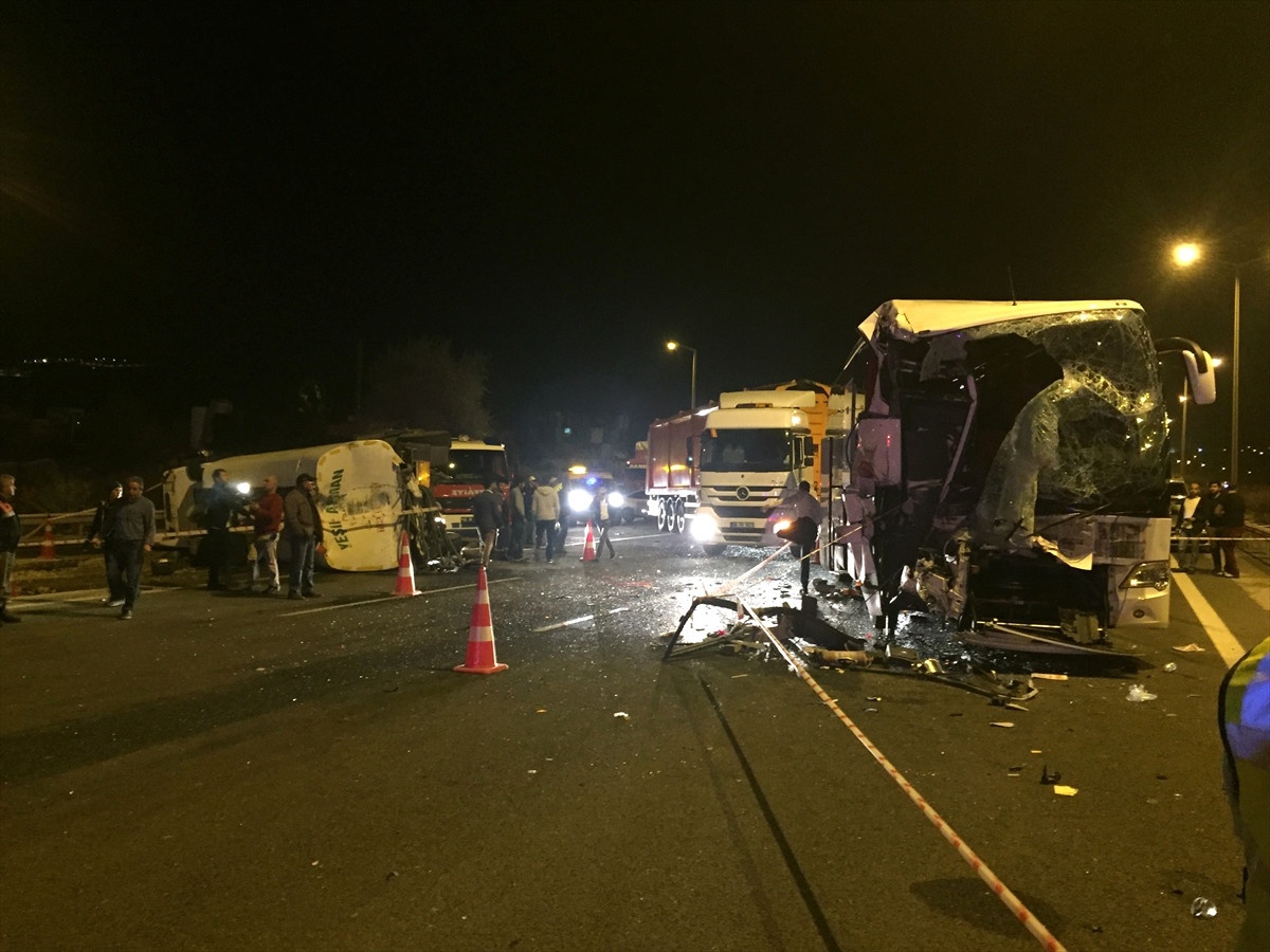 Ankara\'da Zincirleme Trafik Kazası: 25 Yaralı