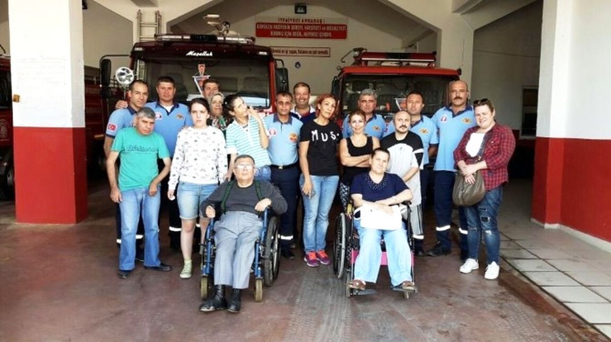 Ayvalık\'ta İtfaiye Ekiplerine Engelli Jesti