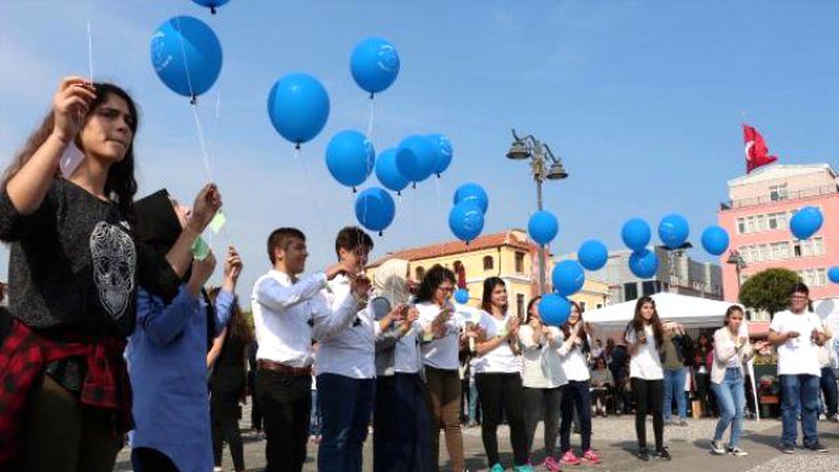 Barış İçin Gökyüzüne Mavi Balon Bıraktılar