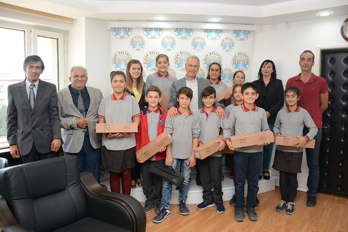 Başkan Acar Kursa Başlayacak Öğrencilere Flüt Hediye Etti