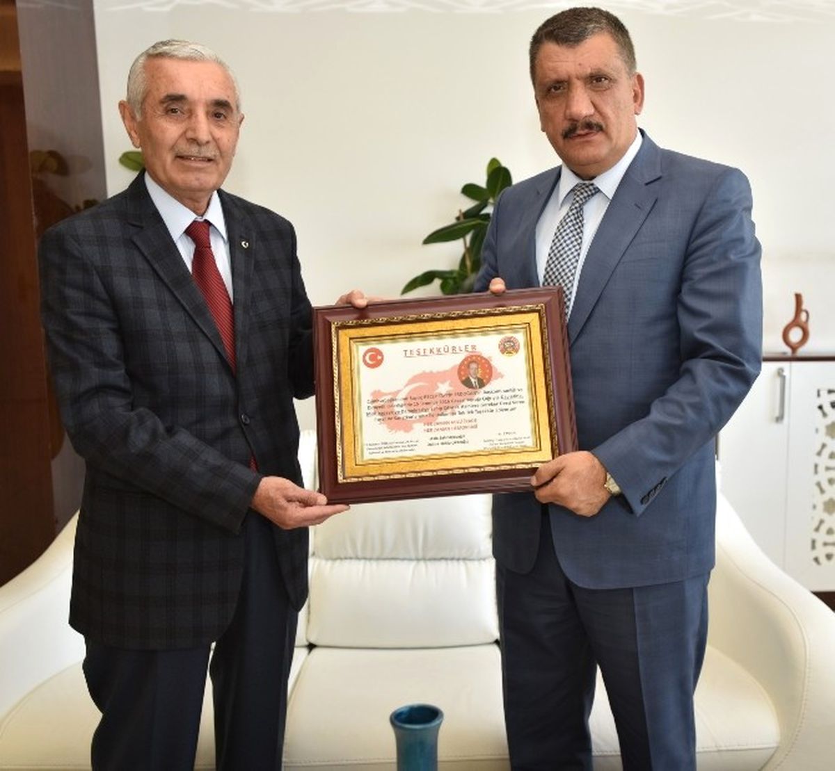 Başkan Gürkan\'a Teşekkür Belgesi