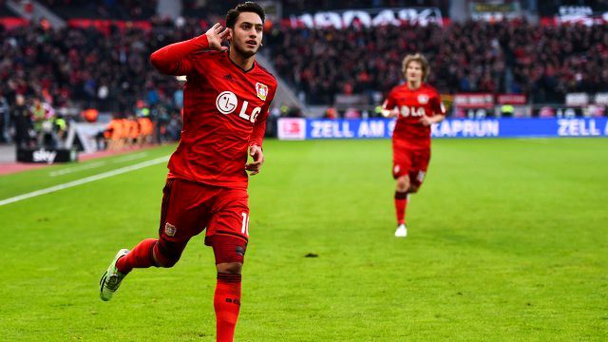 Bundesliga\'da Haftanın Futbolcusu Hakan Çalhanoğlu