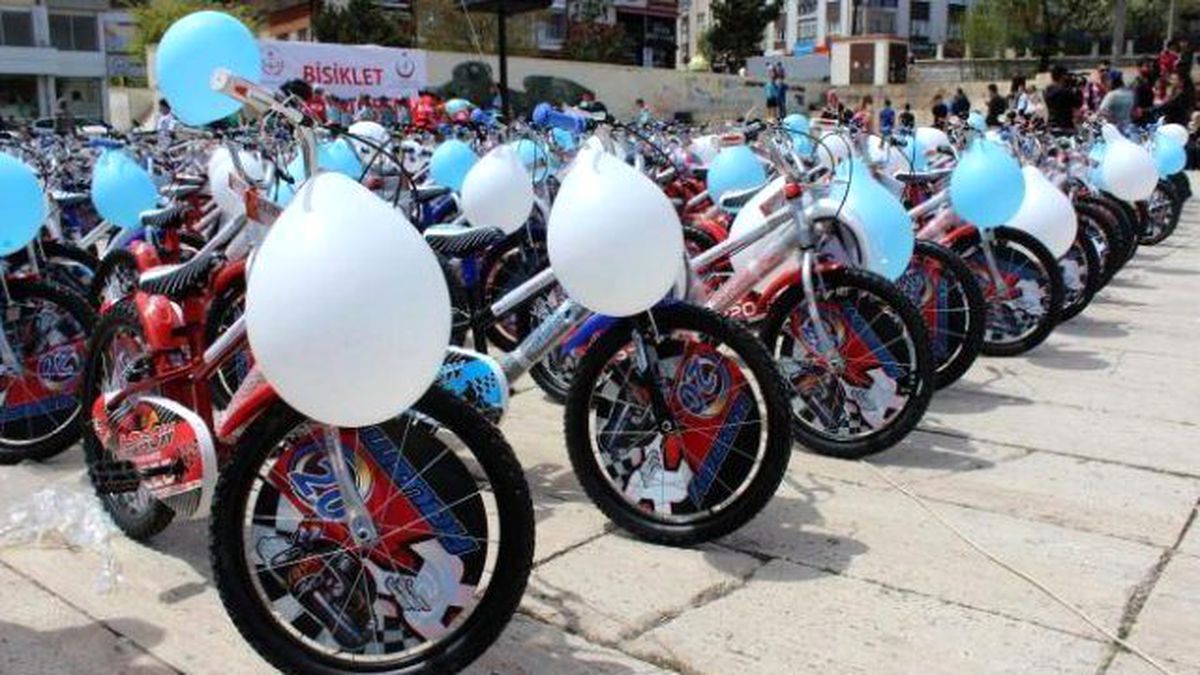 Bursa\'da Bin Çocuğa Bisiklet Dağıtıldı