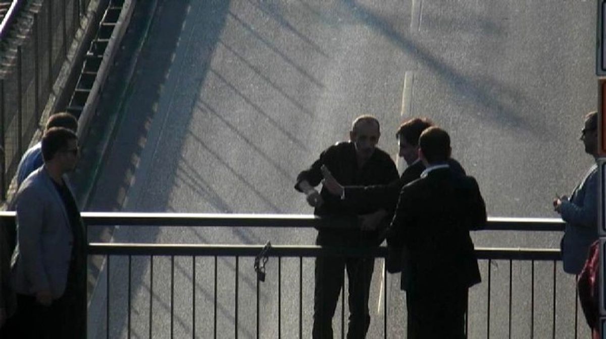 Bursa Valisi, Köprüden Atlamak İsteyen Adamı Kolundan Yakaladı