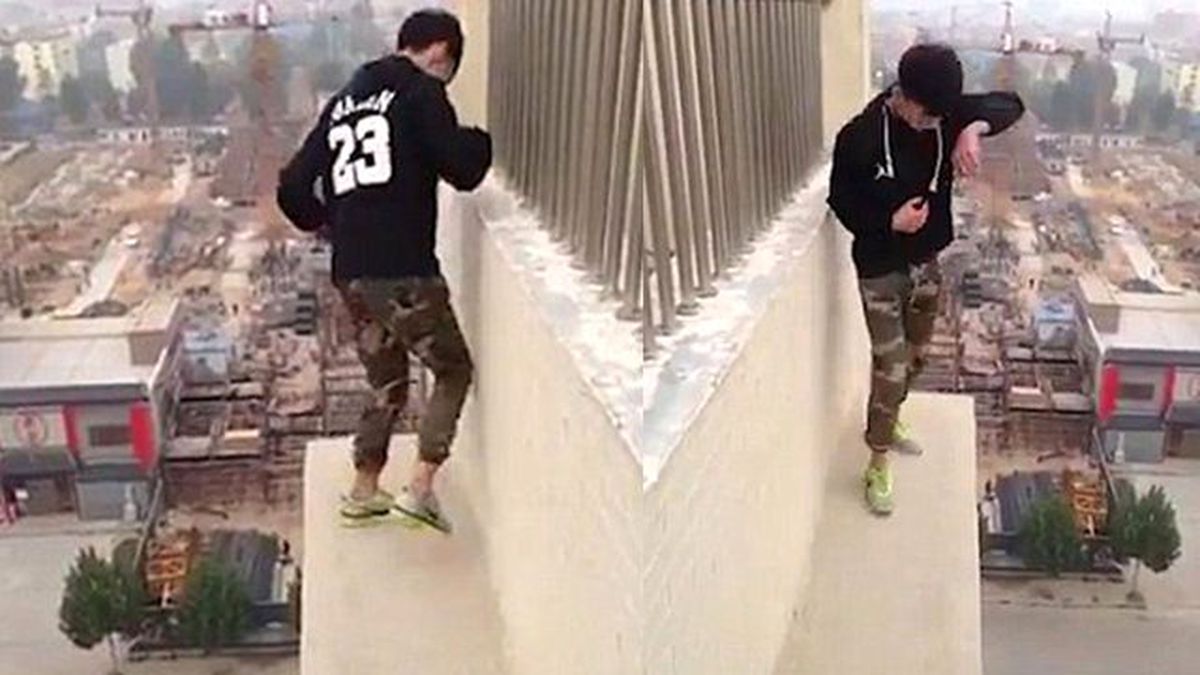 Cool Olmak İçin 22'inci Katın Korkuluklarında Dans Etti