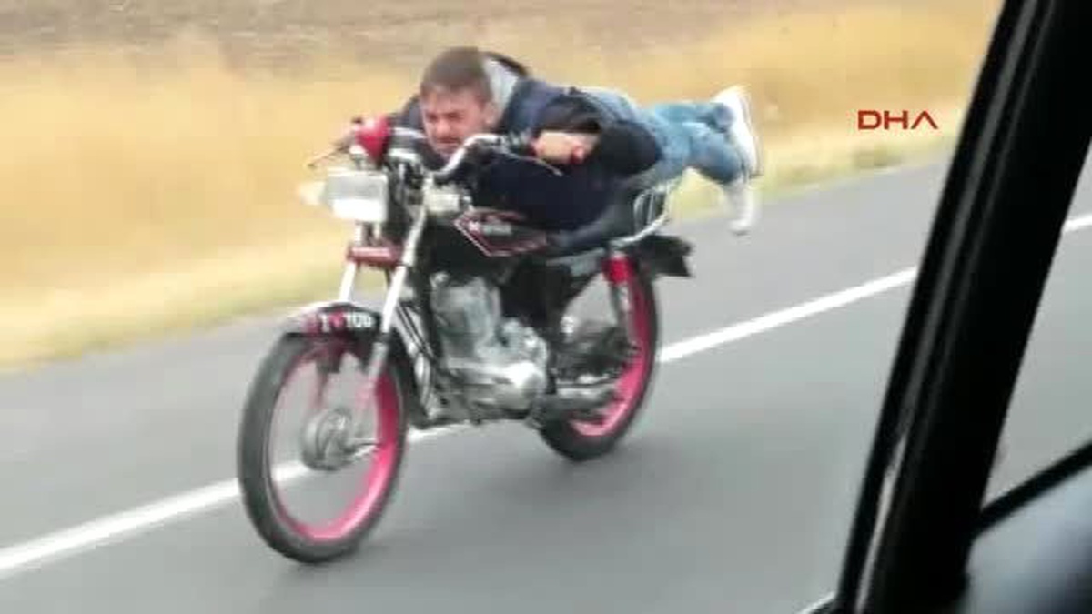 Görüntülü Haber) Motosiklet Üzerinde Tehlikeli Hareketler