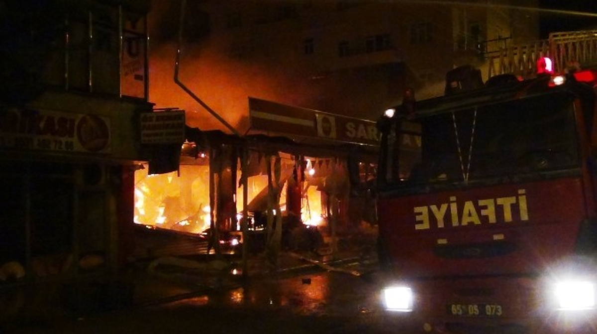 Erciş\'te Çıkan Yangında Avm Kül Oldu
