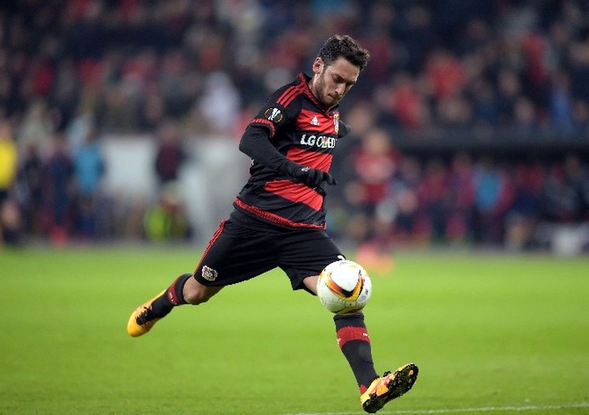 Hakan Çalhanoğlu Almanya\'da Haftanın Futbolcusu