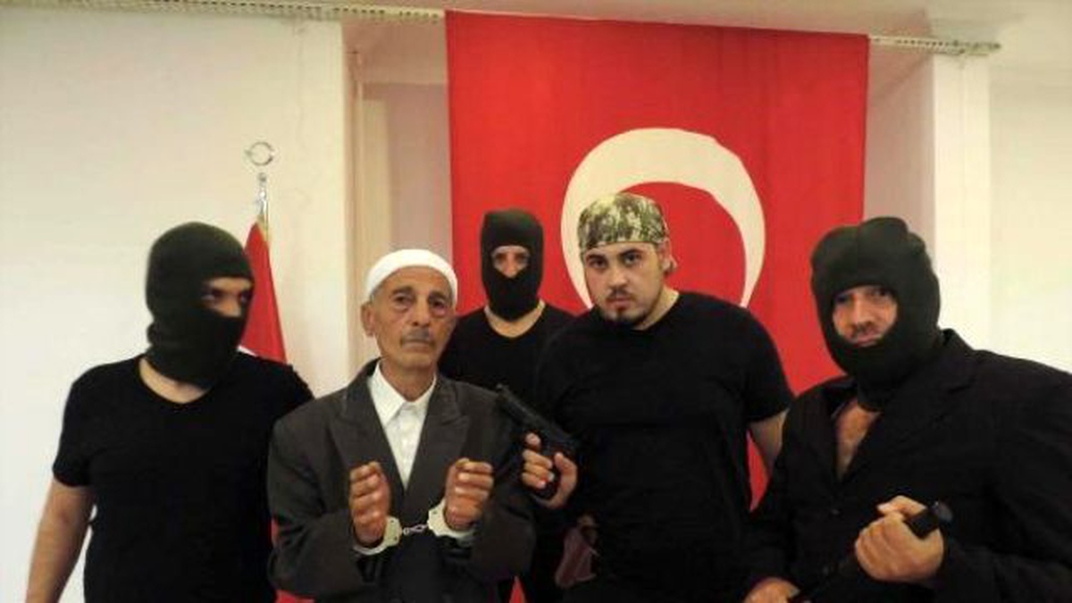 Denizlili Tiyatrocular Gülen\'i Yakaladı