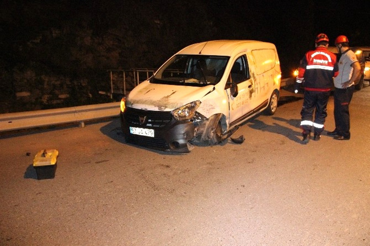 Kamyonet ile Hafifi Ticari Kamyonet Çarpıştı: 1 Yaralı