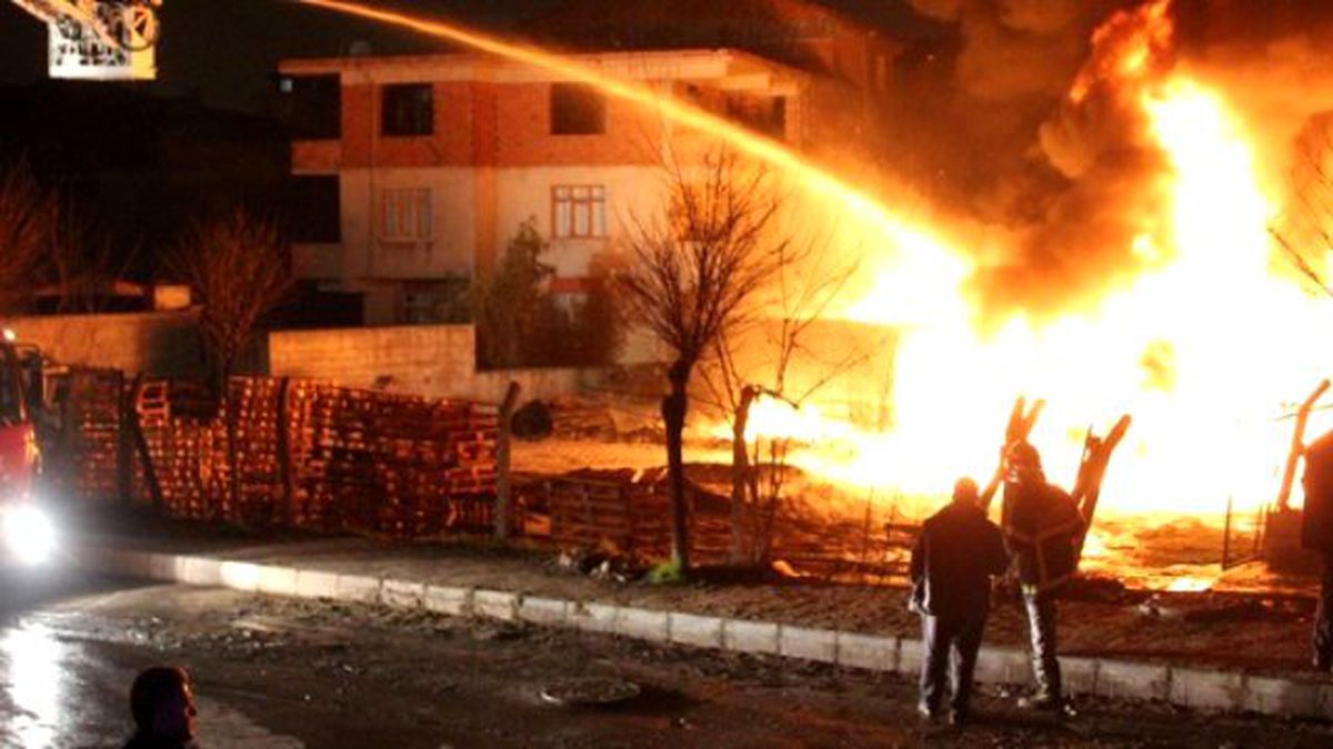 Kastamonu\'da Çıkan Yangında 2 Ev ve 3 Ahır Kullanılamaz Hale Geldi