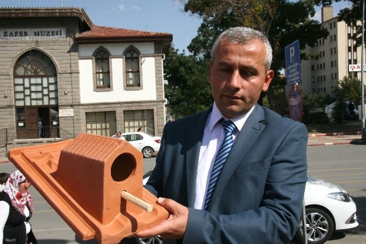 Kırılan Kiremitlerin Yerini "Kuş Evleri" Alacak