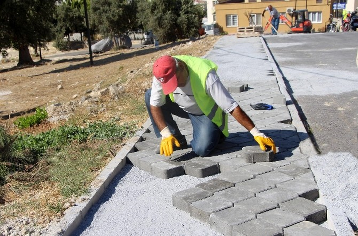 Kuşadası\'nda Yol Yapım Çalışmaları