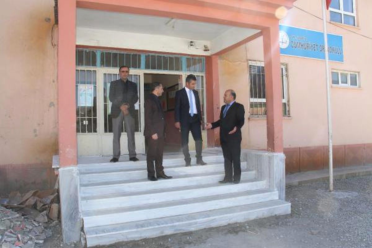 Muradiyeli İşadamı Okulun Kırık Merdivenlerini Yaptırdı