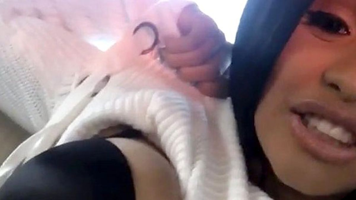 'Neden Sürekli Göğüslerini Sergiliyorsun' Sorusuna Videolu Cevap Verdi