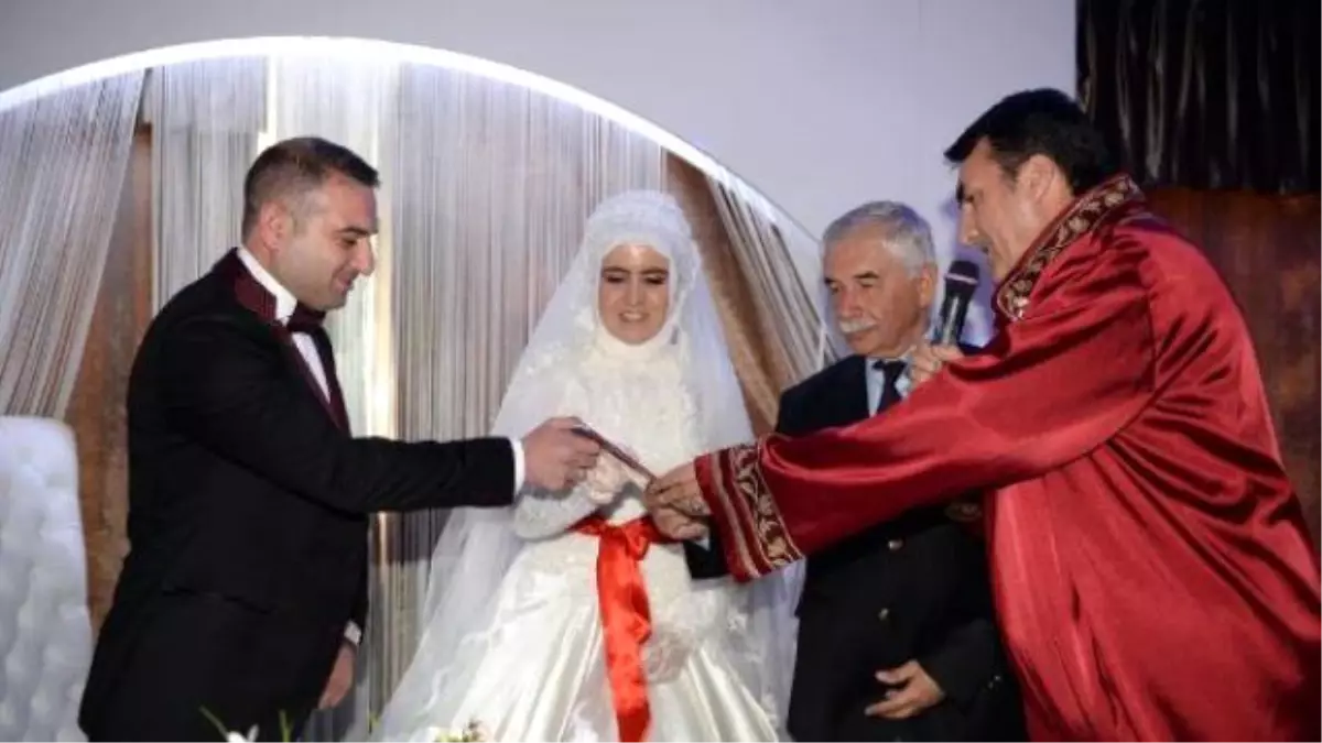 Görüntülü Haber) Nikah Memurunun Nikahını Başkan Kıydı