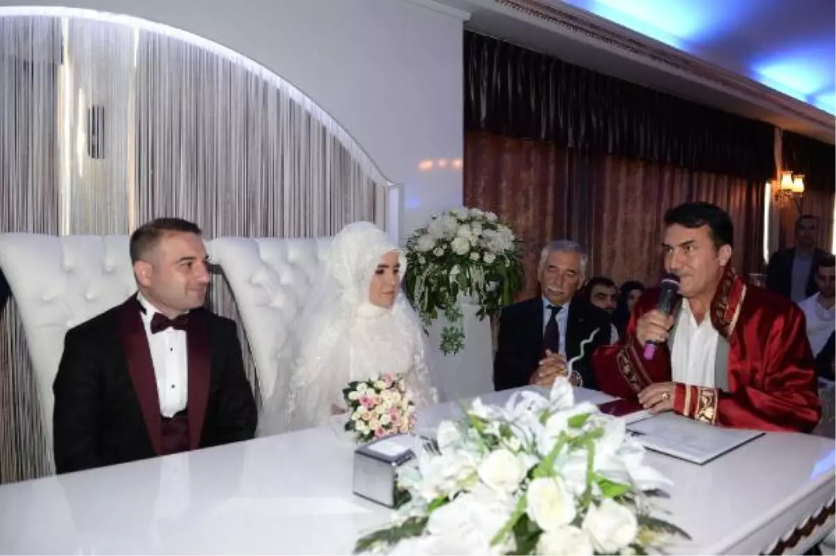 Nikah Memurunun Nikahını Başkan Kıydı