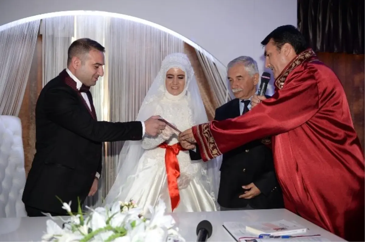 Nikah Memurunun Nikahını Başkan Kıydı