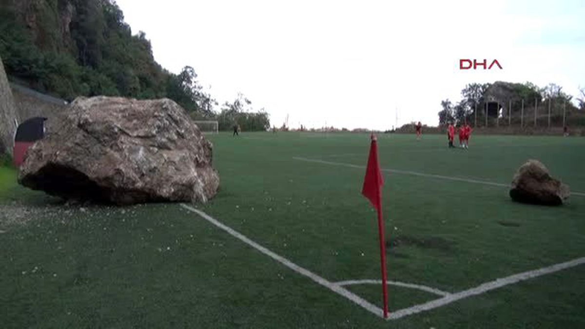Trabzon\'da Amatör Maç Öncesi Sahaya Kaya Düştü
