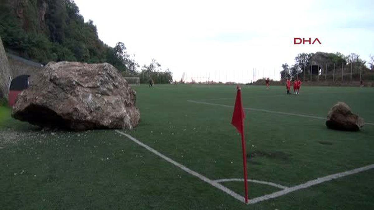 Trabzon?da Amatör Maç Öncesi Sahaya Kaya Düştü