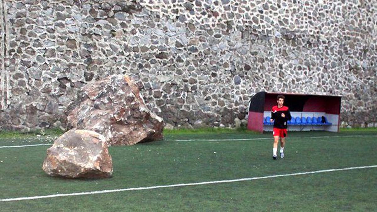 Trabzon'da Amatör Maçların Yapıldığı Sahaya Kaya Düştü