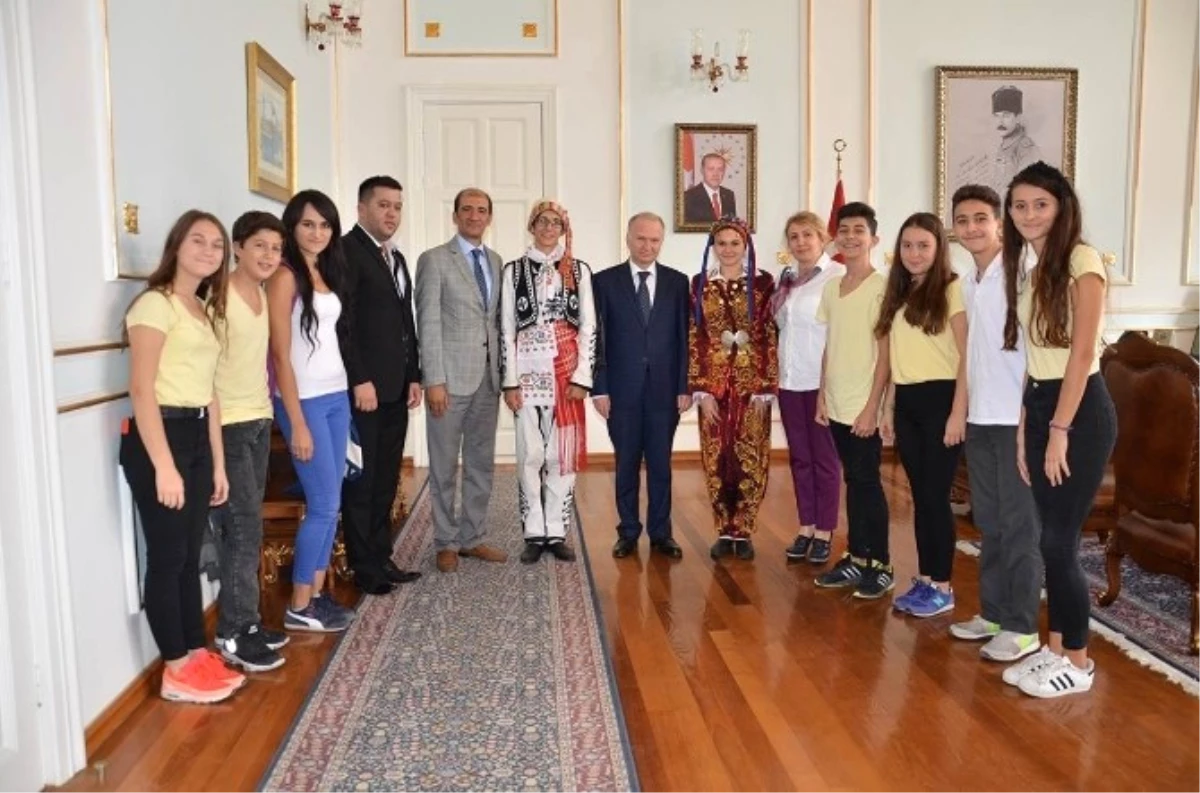 Türkiye Finallerinde 3. Olan Folklor Ekibi Vali Ceylan\'ı Ziyaret Etti