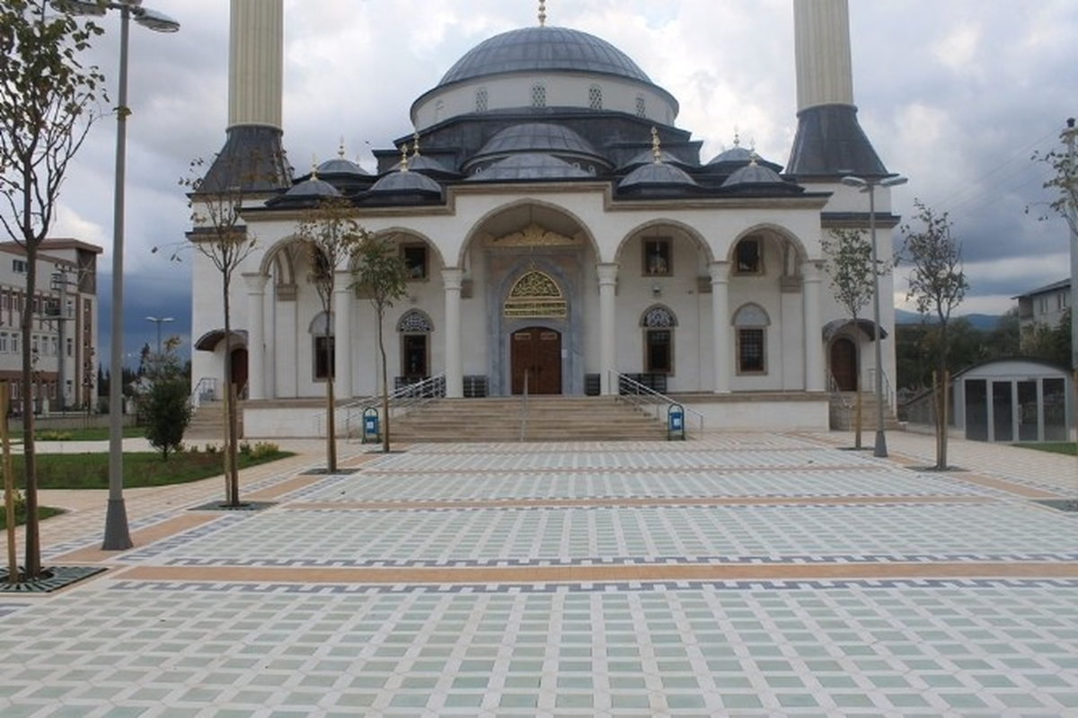 Uygulama Camii\'nin Çevresi Temizlendi