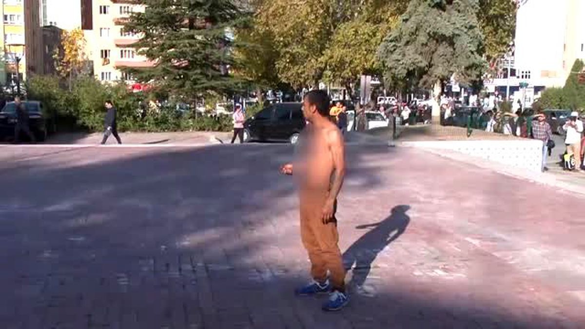 Beklediği Yardımı Alamayınca Valilik Önünde Kendisini Bıçakladı