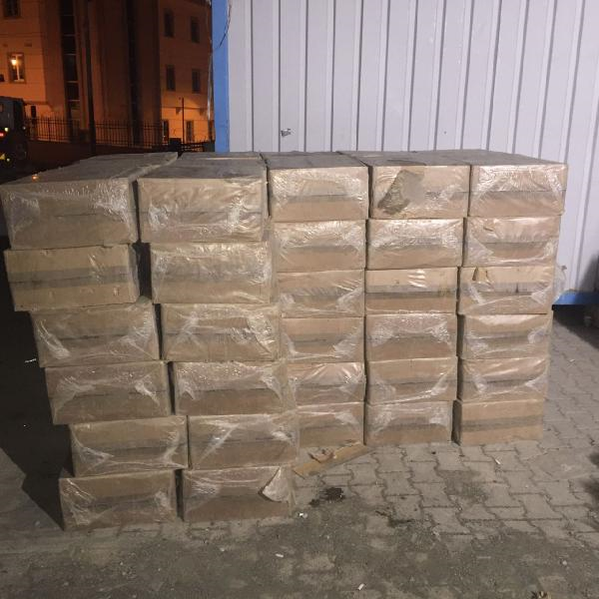 Van\'da 454 Kaçak Cep Telefonu 120 Bin 500 Paket Sigara Ele Geçirildi
