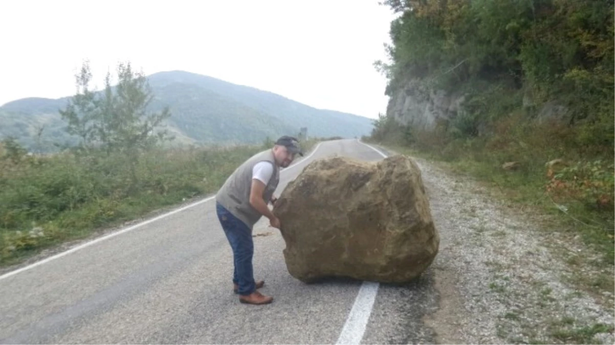 Yola Düşen Dev Kaya Korkuttu