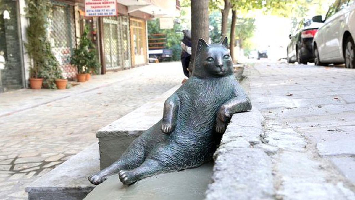 Ziverbey'in Ünlü Kedisi Tombili'nin Heykeli Dikildi