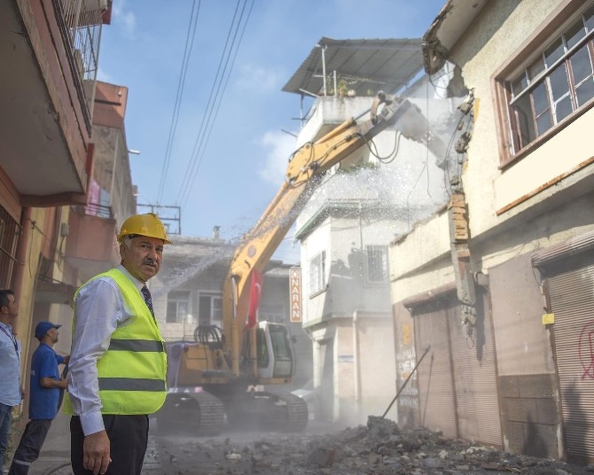 Adana\'nın Kent Meydanı İçin İlk Kazma Vuruldu