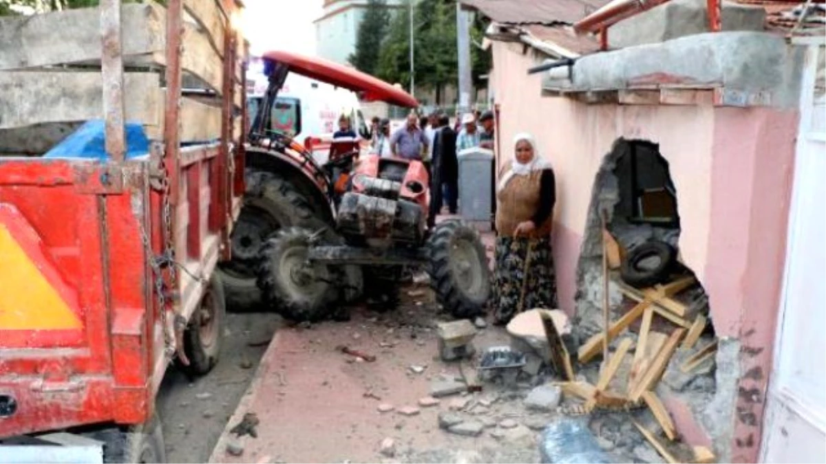 Burdur\'da Duvara Çarpan Traktör İkiye Bölündü