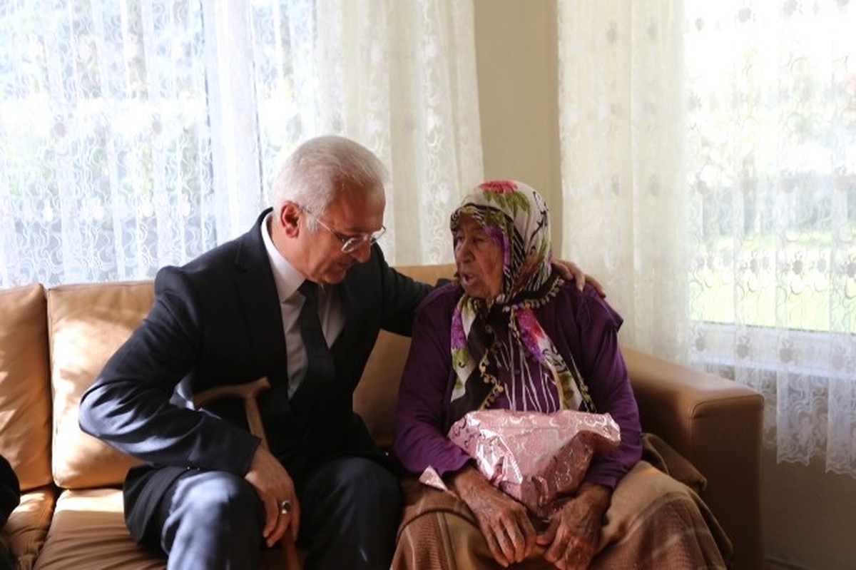 Başkan Başsoy\'dan Huzurevine Anlamlı Ziyaret