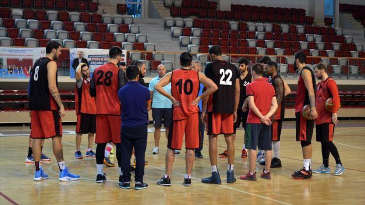 ABD\'li Basketbolcular Yalova\'da Mutlu